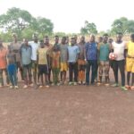 PROMOTION DU SPORT À TOUCOUNTOUNA : Télesphore Nassikou Sékou offre un ballon aux jeunes de Foroborna