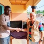 SOUTIEN À L’ENTREPRENEURIAT LOCAL DANS L’ATACORA : L’ONG Gente d’Africa Bénin dote le journal Véridique Info d’un ordinateur de bureau